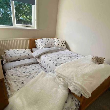 Cheerful 3 Bedroom Bungalow With Indoor Fire Place Gloucester Kültér fotó