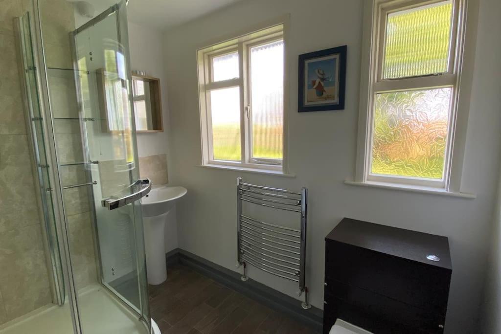 Cheerful 3 Bedroom Bungalow With Indoor Fire Place Gloucester Kültér fotó