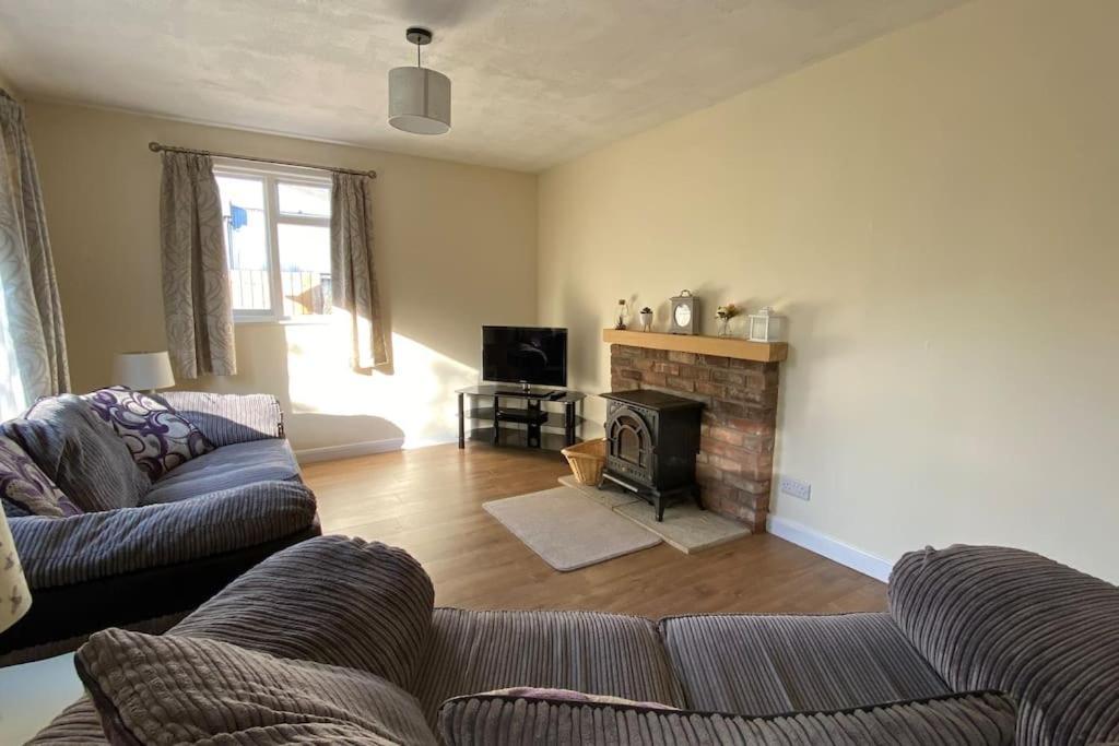 Cheerful 3 Bedroom Bungalow With Indoor Fire Place Gloucester Kültér fotó