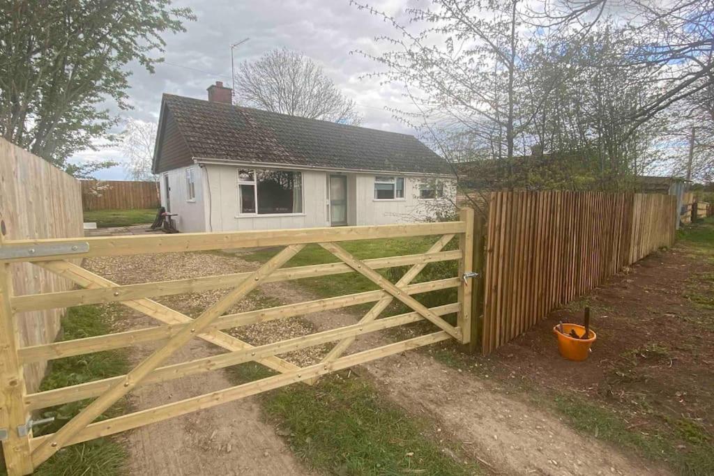 Cheerful 3 Bedroom Bungalow With Indoor Fire Place Gloucester Kültér fotó