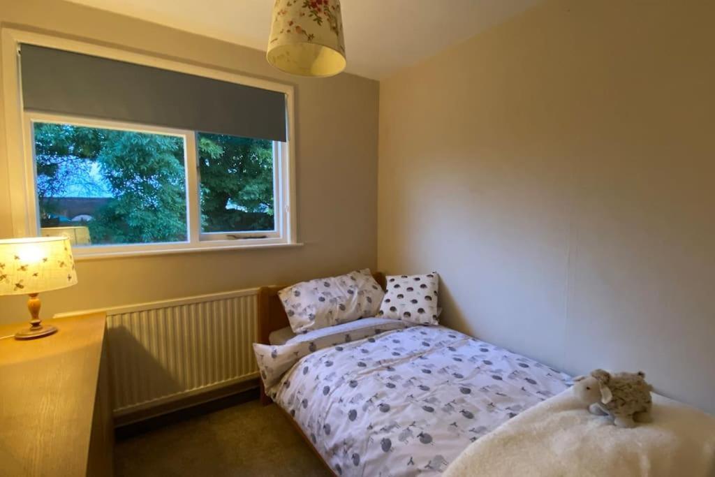 Cheerful 3 Bedroom Bungalow With Indoor Fire Place Gloucester Kültér fotó