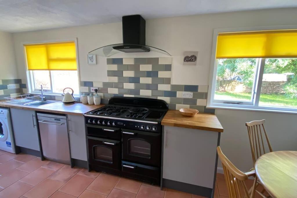Cheerful 3 Bedroom Bungalow With Indoor Fire Place Gloucester Kültér fotó