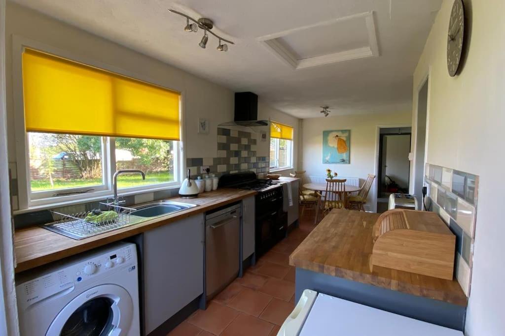 Cheerful 3 Bedroom Bungalow With Indoor Fire Place Gloucester Kültér fotó