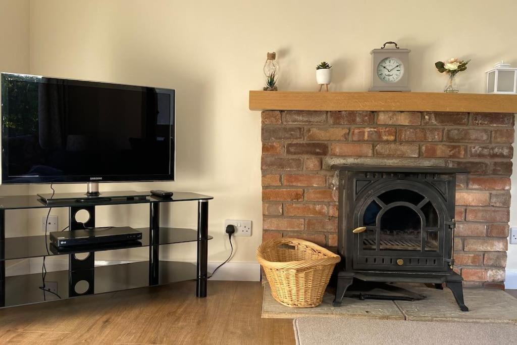Cheerful 3 Bedroom Bungalow With Indoor Fire Place Gloucester Kültér fotó