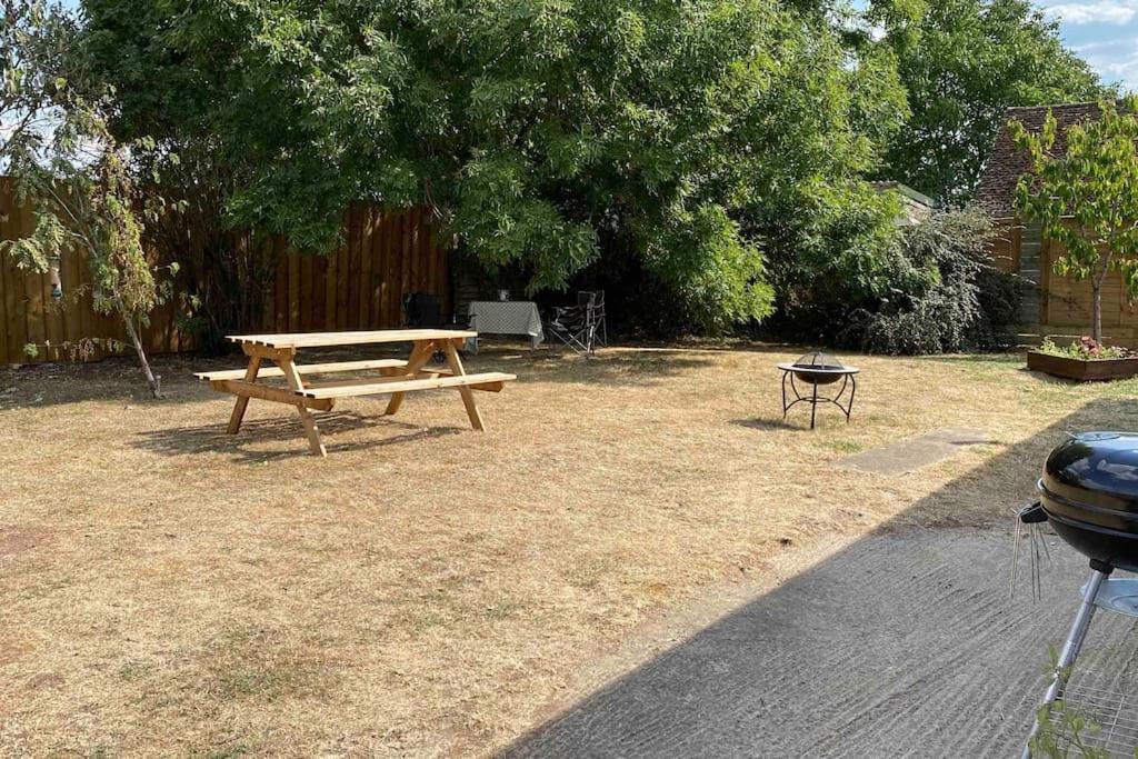 Cheerful 3 Bedroom Bungalow With Indoor Fire Place Gloucester Kültér fotó