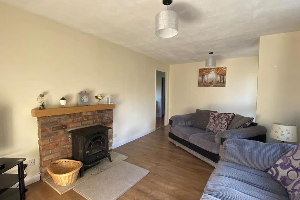 Cheerful 3 Bedroom Bungalow With Indoor Fire Place Gloucester Kültér fotó